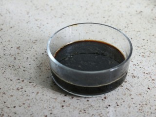 2、红枣核桃吐司,红糖提前用温水化开，放冰箱冷藏一会儿