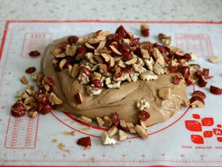 4、红枣核桃吐司,取出面团，加入红枣丝和核桃仁揉进面团里