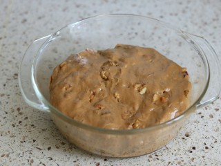 5、红枣核桃吐司,放入容器盖住保鲜膜，放在25-28度的环境中发酵