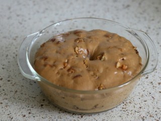 6、红枣核桃吐司,发酵至两倍大，用手蘸面粉搓个洞不回缩即可