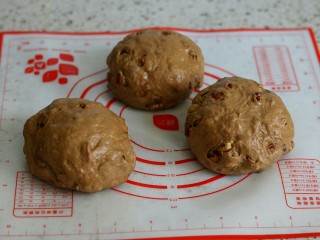 7、红枣核桃吐司,取出面团排气，均分成三份滚圆松弛20分钟