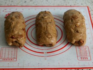 8、红枣核桃吐司,取一个面团擀开，从上往下卷起，松弛5分钟