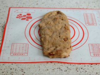 9、红枣核桃吐司,再次擀开成长舌状