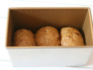 11、红枣核桃吐司,收口抄下放入450克的吐司模具