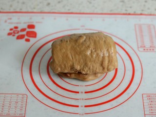 10、红枣核桃吐司,从上往下卷起