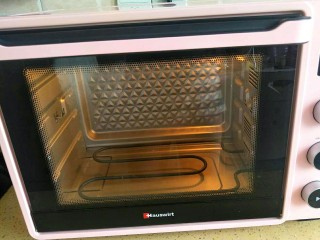 13、红枣核桃吐司,烤箱180度预热5分钟(面团发酵至九分满之前就得预热烤箱了)