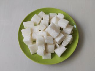 2、冬季养生暖身汤  羊肉萝卜汤,白萝卜切块备用