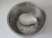 1、桂圆红枣藕粉羹,糯米粉放在耐热容器里，一边倒入热水一边搅拌将糯米粉搅拌成面絮，然后将面絮揉成光滑的面团。