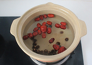 3、桂圆红枣藕粉羹,桂圆干剥皮，和红枣冲干净后放入砂锅，加入2大碗的水，小火烧开煮15分钟。