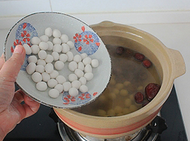 4、桂圆红枣藕粉羹,加入搓好的糯米圆子，同时加入黄冰糖煮至圆子浮上来。