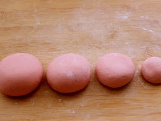 3、花样豆沙馒头,排气揉匀、分成四份大小不同的剂子