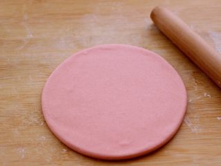 4、花样豆沙馒头,先取一份大的面团用擀面杖擀成圆形面皮、记得不要擀的太薄