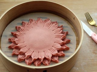 13、花样豆沙馒头,做好的先放入蒸笼里盖上锅盖进行二发