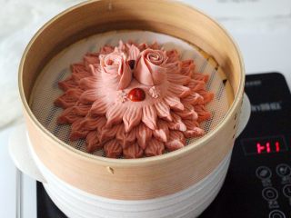 19、花样豆沙馒头,蒸锅里加入适量清水、上面放上醒发好的豆沙馒头