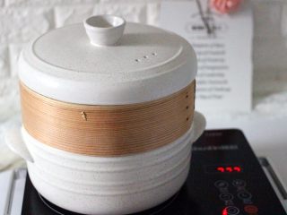 20、花样豆沙馒头,盖上锅盖大火烧开后、继续蒸18分钟关火后焖5分钟即可