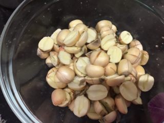 4、养颜莲蓉雪耳蜜饮,莲子去壳去心