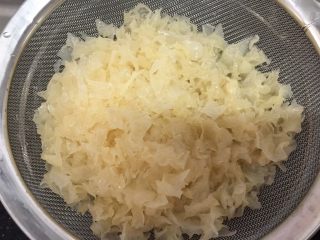5、养颜莲蓉雪耳蜜饮,雪耳泡好后用剪刀剪碎，剪得越碎越好