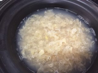 10、养颜莲蓉雪耳蜜饮,直接把雪耳碎倒入锅里，中火，熬煮半小时