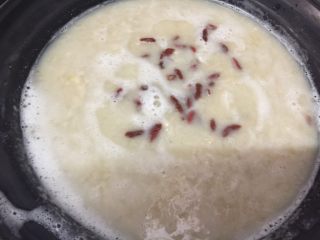 15、养颜莲蓉雪耳蜜饮,舀出表面的白色泡泡，放入枸杞子，熬煮10分钟即可，熬煮时要搅拌。