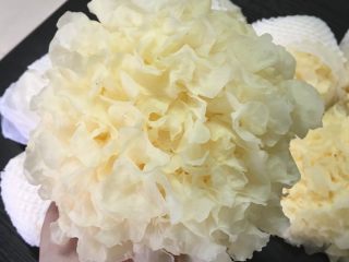 1、红枣银耳羹,拆开洗干净（我用的是鲜耳  所以不用泡发）