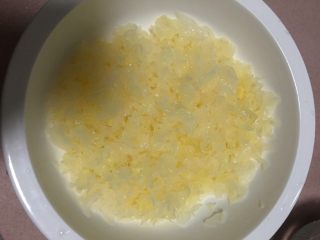 2、红枣银耳羹,  切的碎碎的