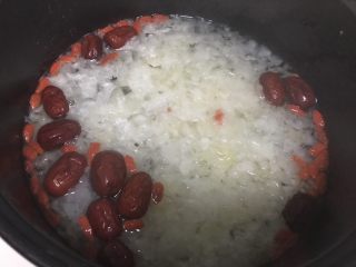 3、红枣银耳羹,  把全部东西都拿进去煮   半小时即可煮到出胶。