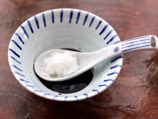 6、照烧北豆腐,这个时候加入白糖和盐。