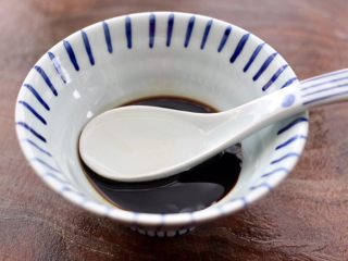 8、照烧北豆腐,碗里再倒入3勺矿泉水，混合搅拌均匀，这样调料汁就做好了。