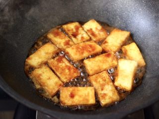 14、照烧北豆腐,大火继续烧至锅中汤汁浓稠时。