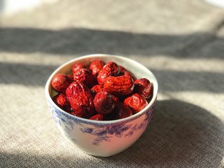 1、冰糖红枣莲子,大枣儿洗净