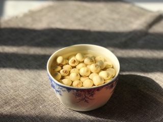 2、冰糖红枣莲子,莲子洗净,浸泡两小时