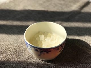 3、冰糖红枣莲子,冰糖,可以根据自己口味增减