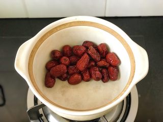 4、冰糖红枣莲子,准备一个砂锅,放入红枣