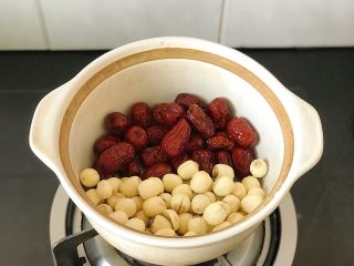 5、冰糖红枣莲子,放入莲子