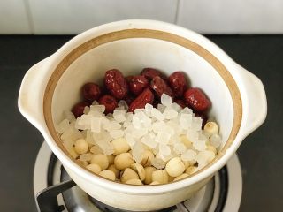 6、冰糖红枣莲子,放入冰糖