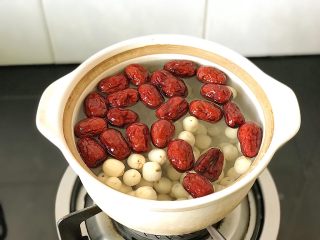 7、冰糖红枣莲子,倒入水,水的量最好多一些,因为半途中不宜再次加水