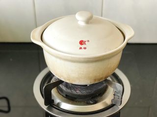 8、冰糖红枣莲子,大火烧开后,转中火煮。