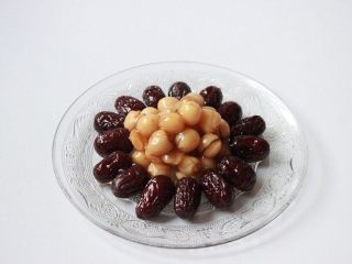 11、冰糖红枣莲子,最后我淋了点糖水,因为炖的收汁了,所以糖水都是稠稠的