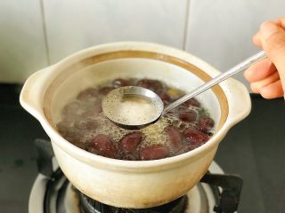 9、冰糖红枣莲子,撇去浮沫后,转小火慢炖,知道慢慢收汁