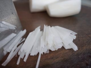 5、萝卜丝肉丸汤,白萝卜去皮切细丝