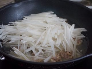 9、萝卜丝肉丸汤,加入萝卜丝