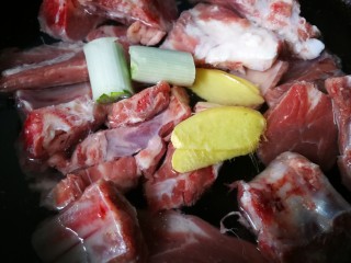 2、初冬山药排骨汤,然后放到锅里，加盖过排骨的冷水。在放些葱姜料酒，去腥。