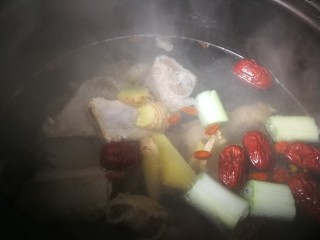 7、初冬山药排骨汤,然后在加盖过排骨的热水，据说这样，防止肉不老，估计是热胀冷缩的原理。中火烧开。