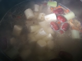 9、初冬山药排骨汤,水开后，放入山药。