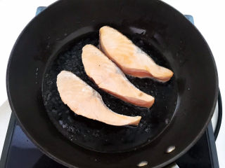 7、红烧三文鱼,然后再煎鱼肉两侧，煎至变色即可