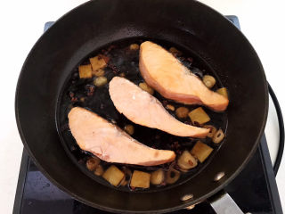 13、红烧三文鱼,大火烧2分钟左右