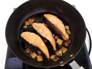 14、红烧三文鱼,然后给三文鱼翻身，继续烧3分钟即可，三文鱼就熟了