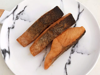 15、红烧三文鱼,先把三文鱼夹出来