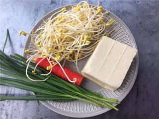 1、黄豆芽炒煎豆腐,准备材料如图。