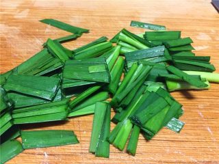 3、黄豆芽炒煎豆腐,将韭菜切成段。